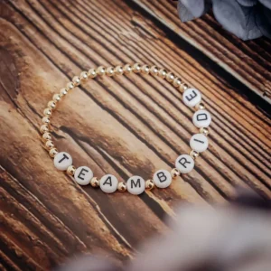 Armband mit goldfarbenen Perlen "Team Bride"