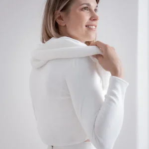Mini-Pullover mit Perl-Knöpfen